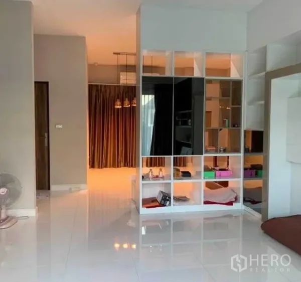 独立式住宅 出售在Mueang Pathum Thani, Pathum Thani - 开放式空间，白色展示隔断与抛光地砖，收纳充足。