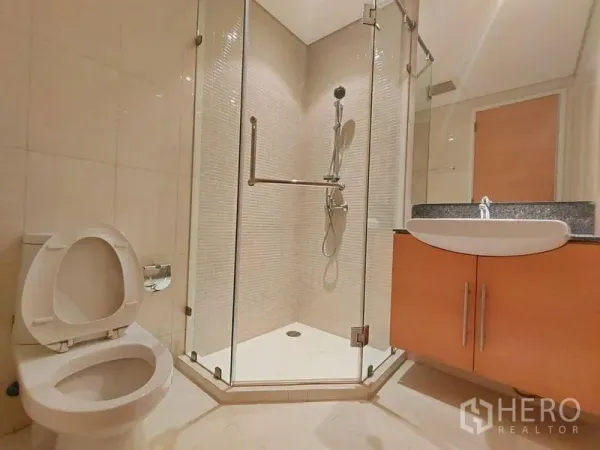 คอนโด ให้เช่าในWatthana, Bangkok - ห้องน้ำโมเดิร์นพร้อมตู้กระจกอาบน้ำ อ่างล้างหน้า และโถสุขภัณฑ์ โทนสีครีม