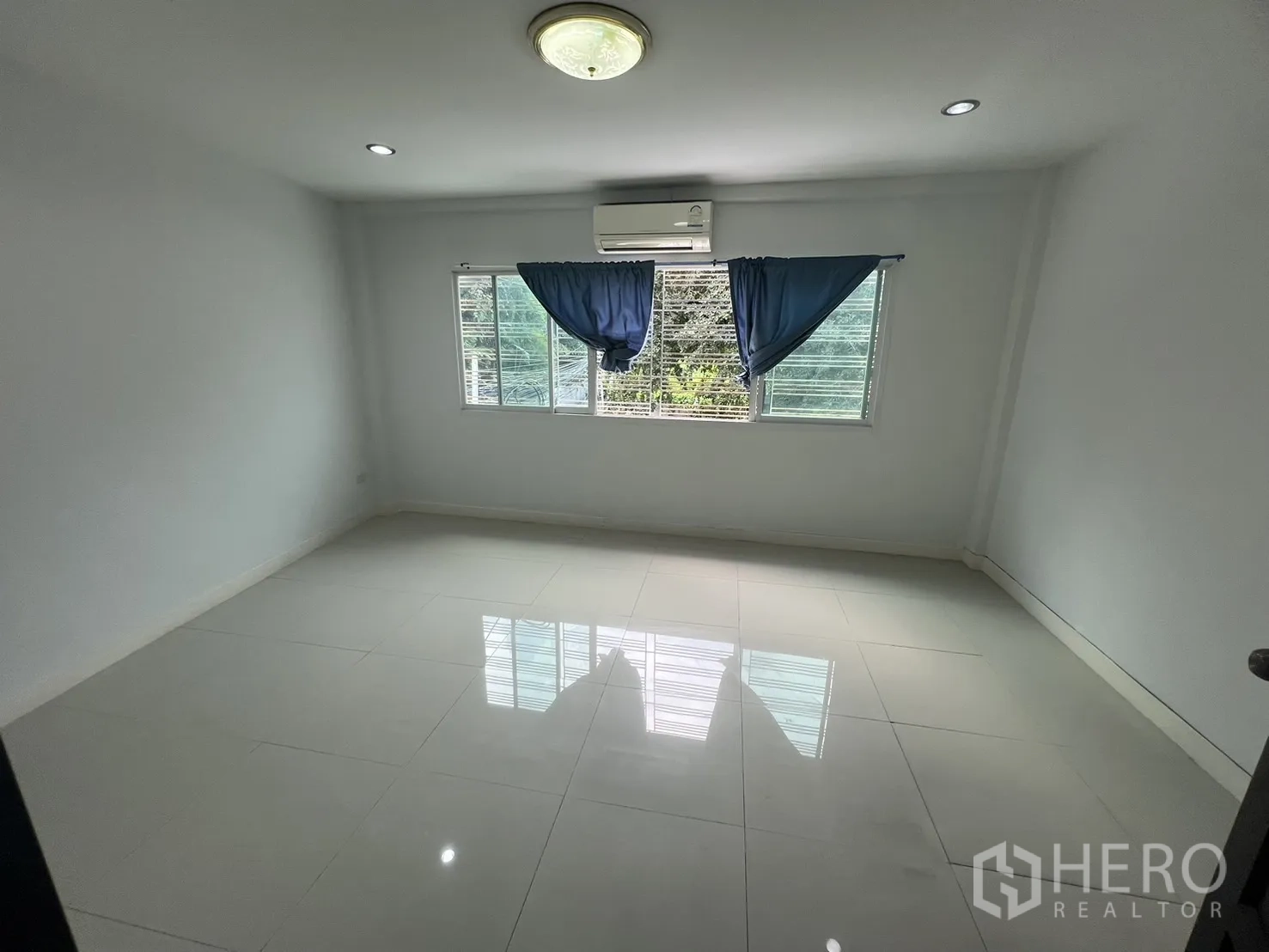 สำนักงานที่บ้าน ให้เช่าในKhlong Toei, Bangkok - ห้องน้ำพร้อมเครื่องทำน้ำอุ่น โถสุขภัณฑ์ และอ่างล้างหน้า คาดโมเสก