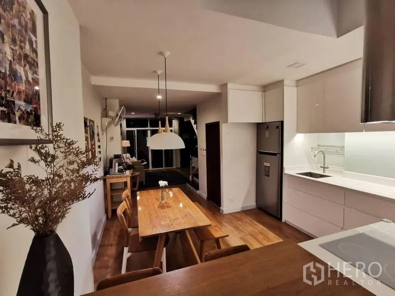 ทาวน์เฮาส์ ให้เช่าหรือขายในYan Nawa, Bangkok - พื้นที่รับประทานอาหารติดครัวสีขาว โต๊ะไม้ โคมแขวน และตู้เก็บของจำนวนมาก