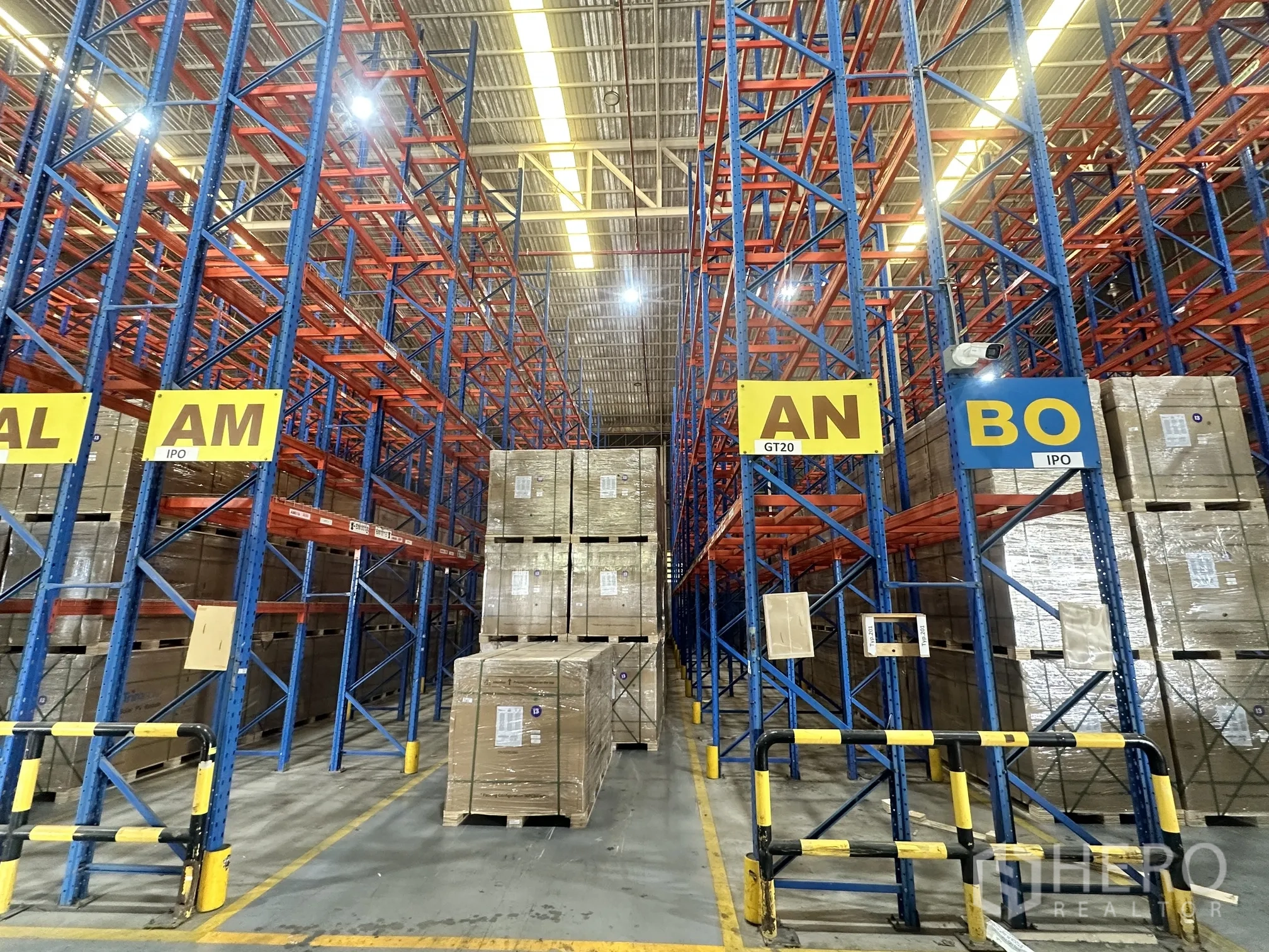 Warehouse for rent in Lat Krabang, Bangkok - Close view of pallet racking bays with safety barriers and signage.