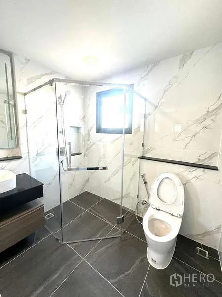 Detached House for rent in Bang Phli, Samut Prakan - Bathroom with glass shower enclosure, toilet and marble‑style walls