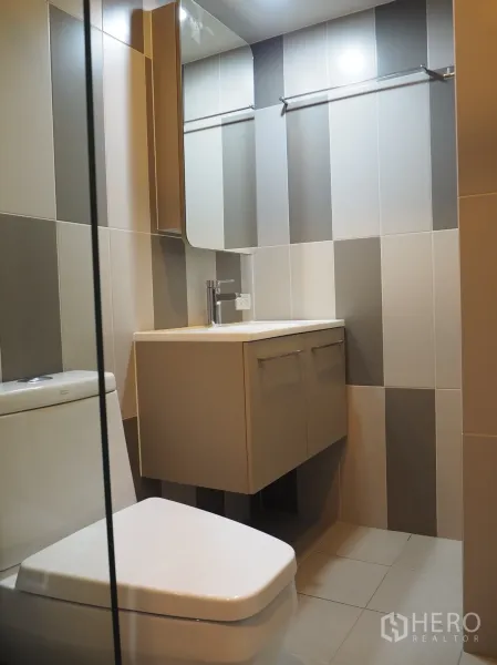 Condominium for rent in Phaya Thai, Bangkok - Contemporary bathroom with floating vanity, mirrored cabinet and striped tile walls.