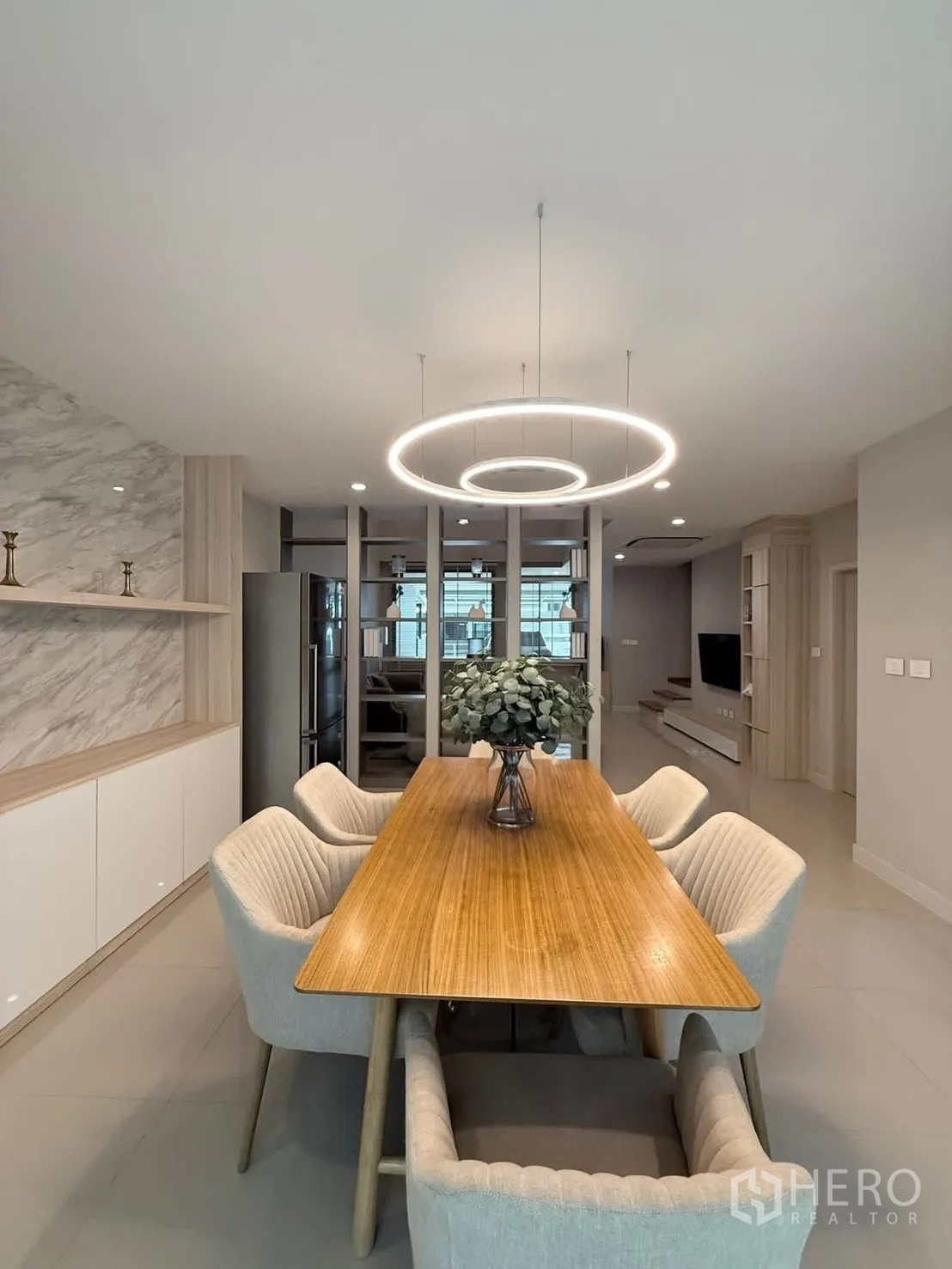 Townhouse for rent in Saphan Sung, Bangkok - Dining space facing the kitchen with pendant lights and open shelving.