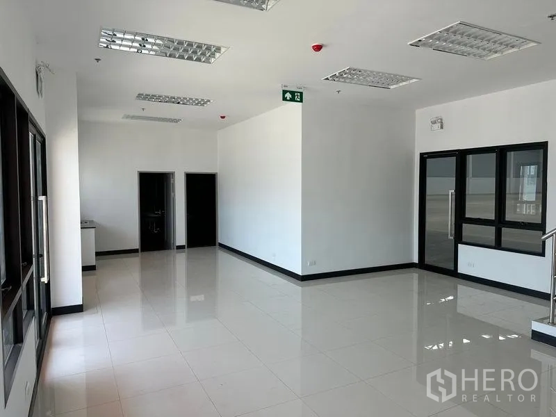 工厂 出租在Bang Phli, Samut Prakan - 宽敞办公室，落地窗采光充足，地面光洁。