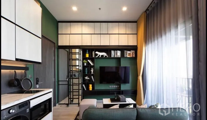 公寓 出租在Phra Khanong, Bangkok - 客厅电视墙与阶梯式置物架，配落地窗帘。