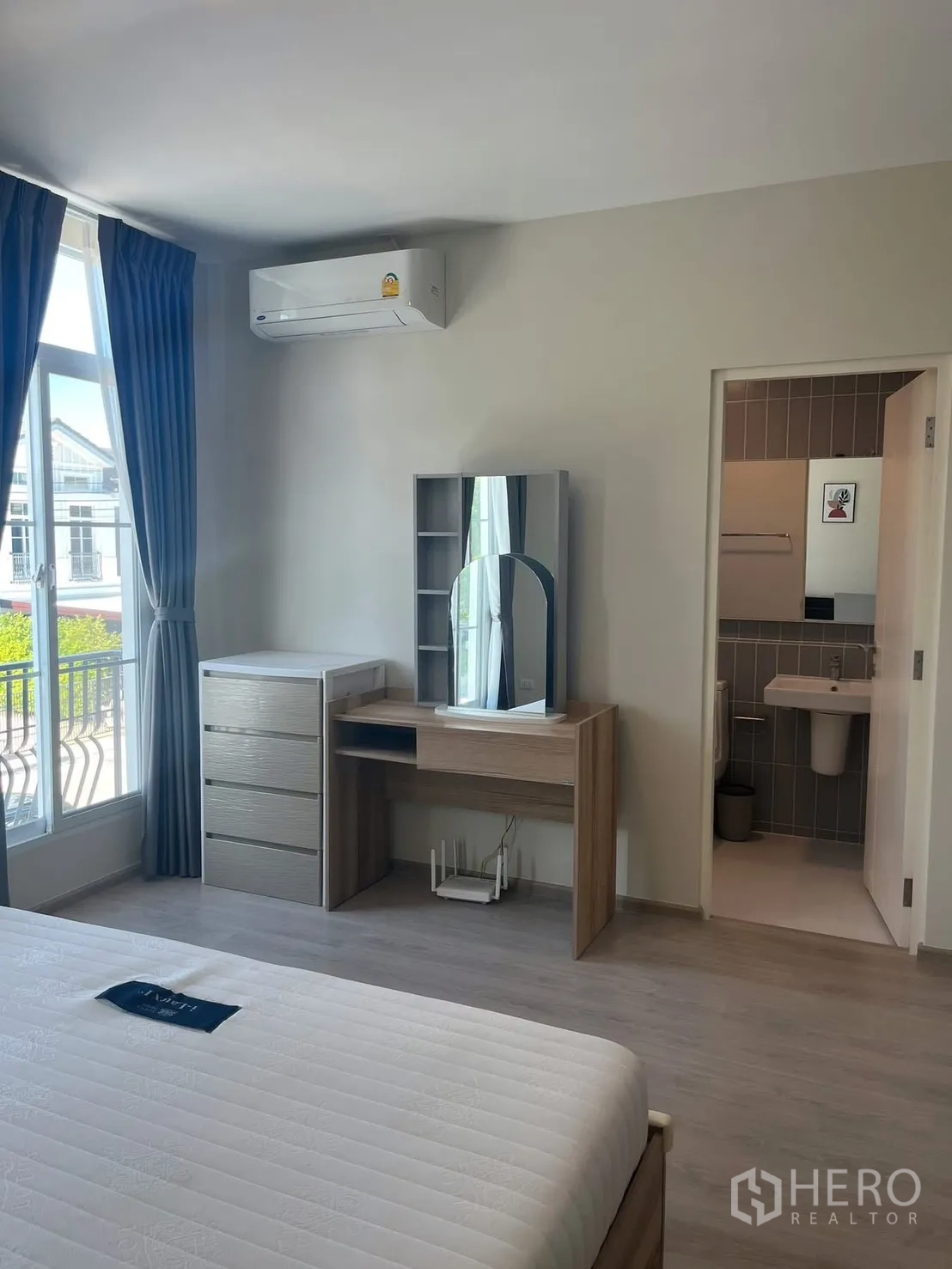ทาวน์เฮาส์ for rent in Prawet, Bangkok - มุมห้องนอนพร้อมโต๊ะเครื่องแป้ง ลิ้นชัก และประตูเข้าห้องน้ำ.