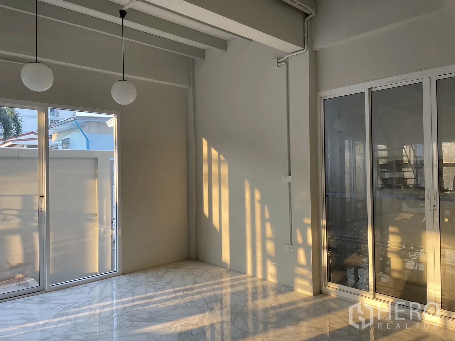 บ้าน ให้เช่าหรือขายในDin Daeng, Bangkok - ห้องนั่งเล่นรับแสง ประตูกระจกสองด้าน พื้นกระเบื้องลายหินอ่อน