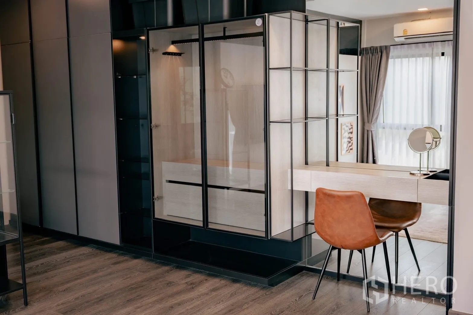 独立式住宅 出租或出售在Bang Phli, Samut Prakan - 步入式衣帽间与梳妆台，玻璃衣柜设计。