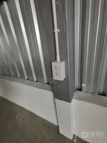 货栈 出租在Prawet, Bangkok - 安装在钢柱上的工业电源插座特写。
