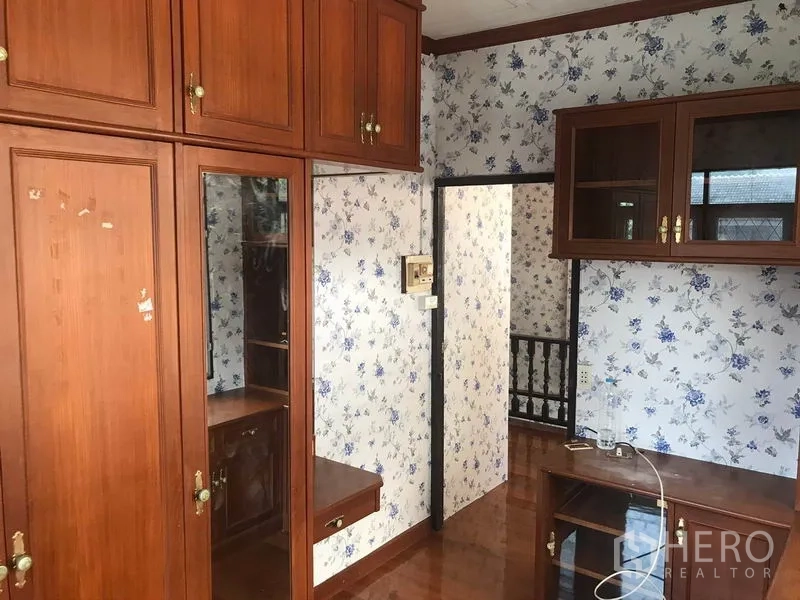 บ้าน ให้เช่าในSathon, Bangkok - ห้องนอนที่สองพร้อมตู้บิวท์อินจำนวนมากและผนังลายดอก