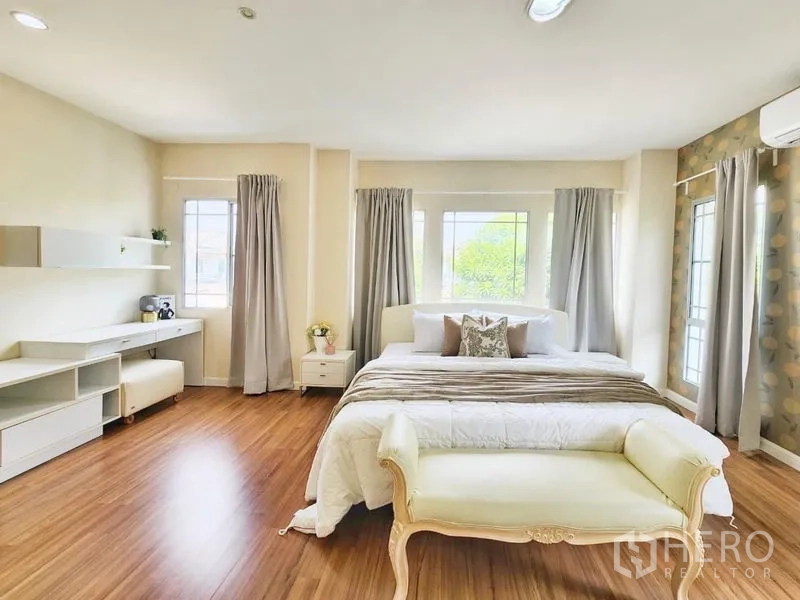 独立式住宅 出租在Prawet, Bangkok - 宽敞主卧，特大床、长椅、书桌与环窗。