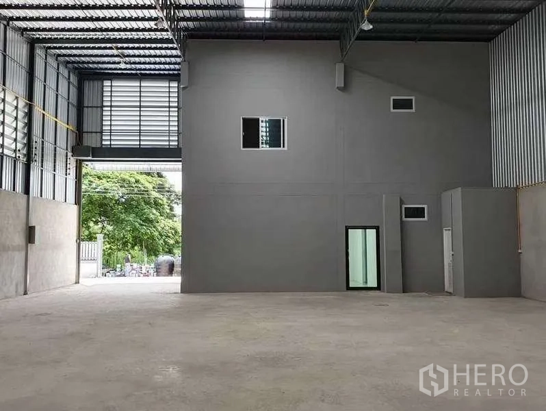 货栈 出租在Pathum Thani - 高挑仓库内部，钢结构屋顶，大型卷闸门与内置办公室