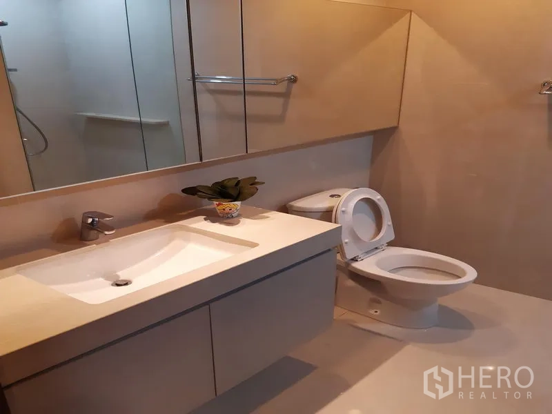 คอนโด ให้เช่าในWatthana, Bangkok - ห้องน้ำกะทัดรัดพร้อมอ่างล้างหน้า ตู้กระจก และโถสุขภัณฑ์