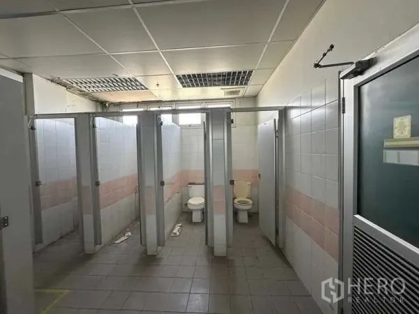 โรงงาน ให้เช่าหรือขายในThanyaburi, Pathum Thani - ห้องน้ำอุตสาหกรรมแบบแยกคูหา กรุกระเบื้องภายในโรงงาน