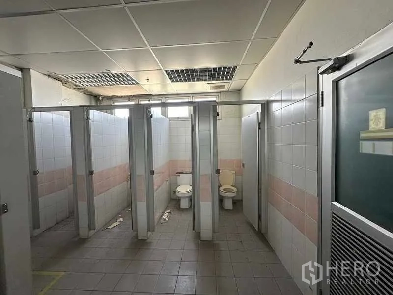 โรงงาน ให้เช่าหรือขายในThanyaburi, Pathum Thani - ห้องน้ำอุตสาหกรรมแบบแยกคูหา กรุกระเบื้องภายในโรงงาน