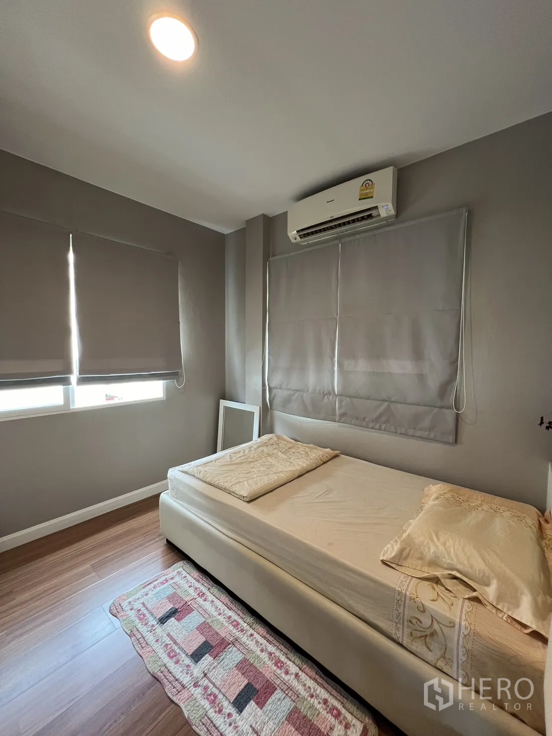 Detached House for rent in Bang Kapi, Bangkok - Third bedroom with single bed, air conditioner and blackout blinds.