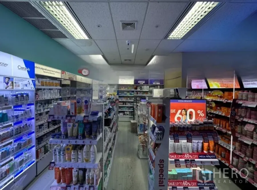 零售空间 出租 - 明亮的零售店内部，货架陈列护肤与日用品，灯光充足，天花板整洁。