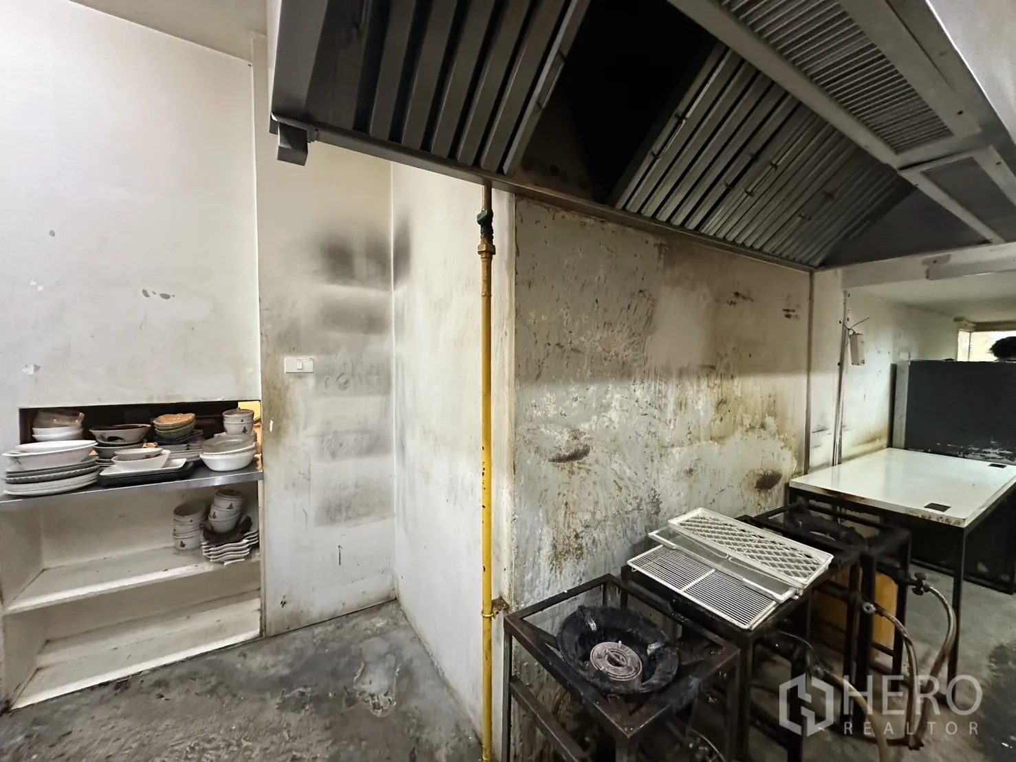 พื้นที่ขายของ for rent in Watthana, Bangkok - มุมครัวพร้อมช่องส่งอาหารและฮูดดูดควัน