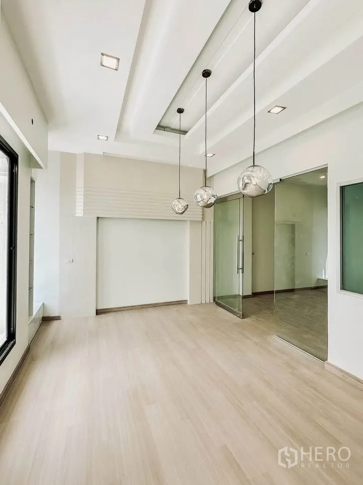 联排别墅 for sale in Wang Thonglang, Bangkok - 同一区域另一角度，推拉玻璃门与大窗。