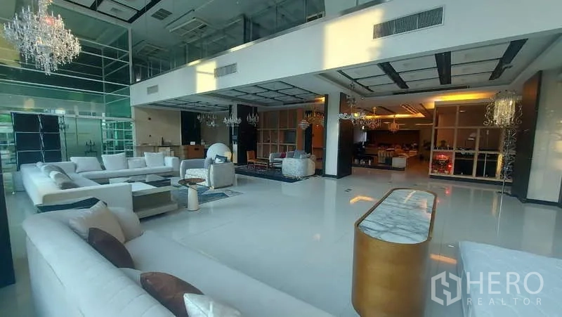 零售空间 出租在Watthana, Bangkok - 开放式展示厅，白色沙发与大理石柜台