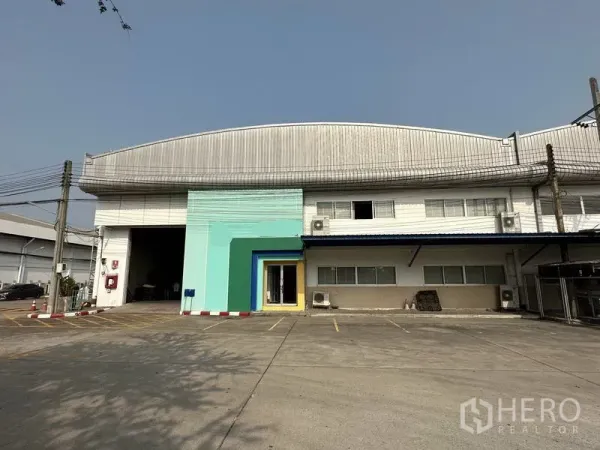 工厂 出租在Bang Phli, Samut Prakan - 厂房正立面，设装卸月台、办公立面与划线停车位