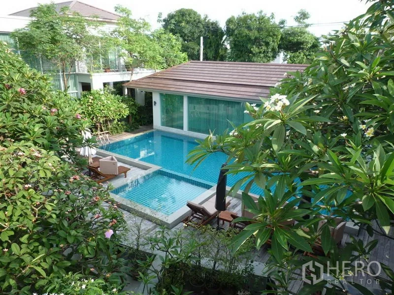 บ้าน ให้เช่าในKhan Na Yao, Bangkok - ภาพมุมสูงของสระว่ายน้ำสีฟ้า พร้อมจากุซซี่และศาลา รายล้อมด้วยต้นไม้