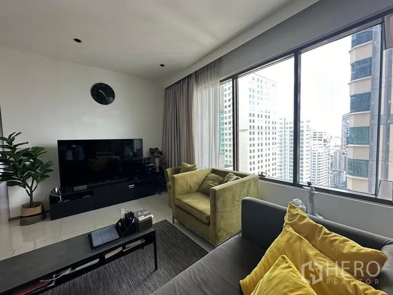 คอนโด ขายในKhlong Toei, Bangkok - มุมนั่งพักผ่อนริมหน้าต่างพาโนรามา มองเห็นวิวสกายไลน์กรุงเทพฯ