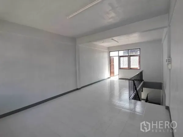 店屋 出租在Wang Thonglang, Bangkok - 开放式楼层，带楼梯与临街窗户的曼谷出租商住楼。