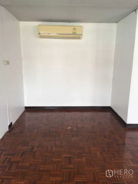 ทาวน์เฮาส์ ให้เช่าในPhra Khanong, Bangkok - มุมห้องพร้อมแอร์แบบติดผนังและพื้นปาร์เกต์