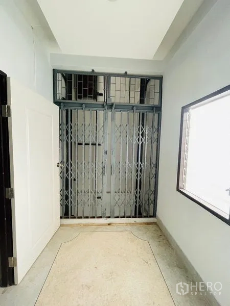 อาคารพาณิชย์ ให้เช่าในHuai Khwang, Bangkok - ประตูเหล็กยืดบริเวณทางเข้า/พื้นที่เก็บของ