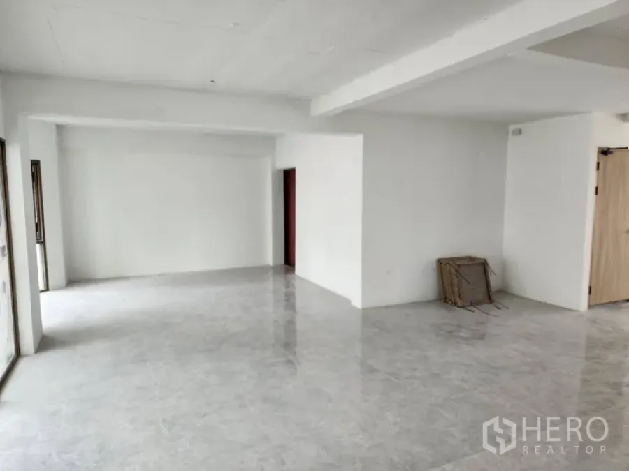 零售空间 出租在Pathum Wan, Bangkok - 可灵活改造的白盒子室内，亮面地砖与多处出入口。