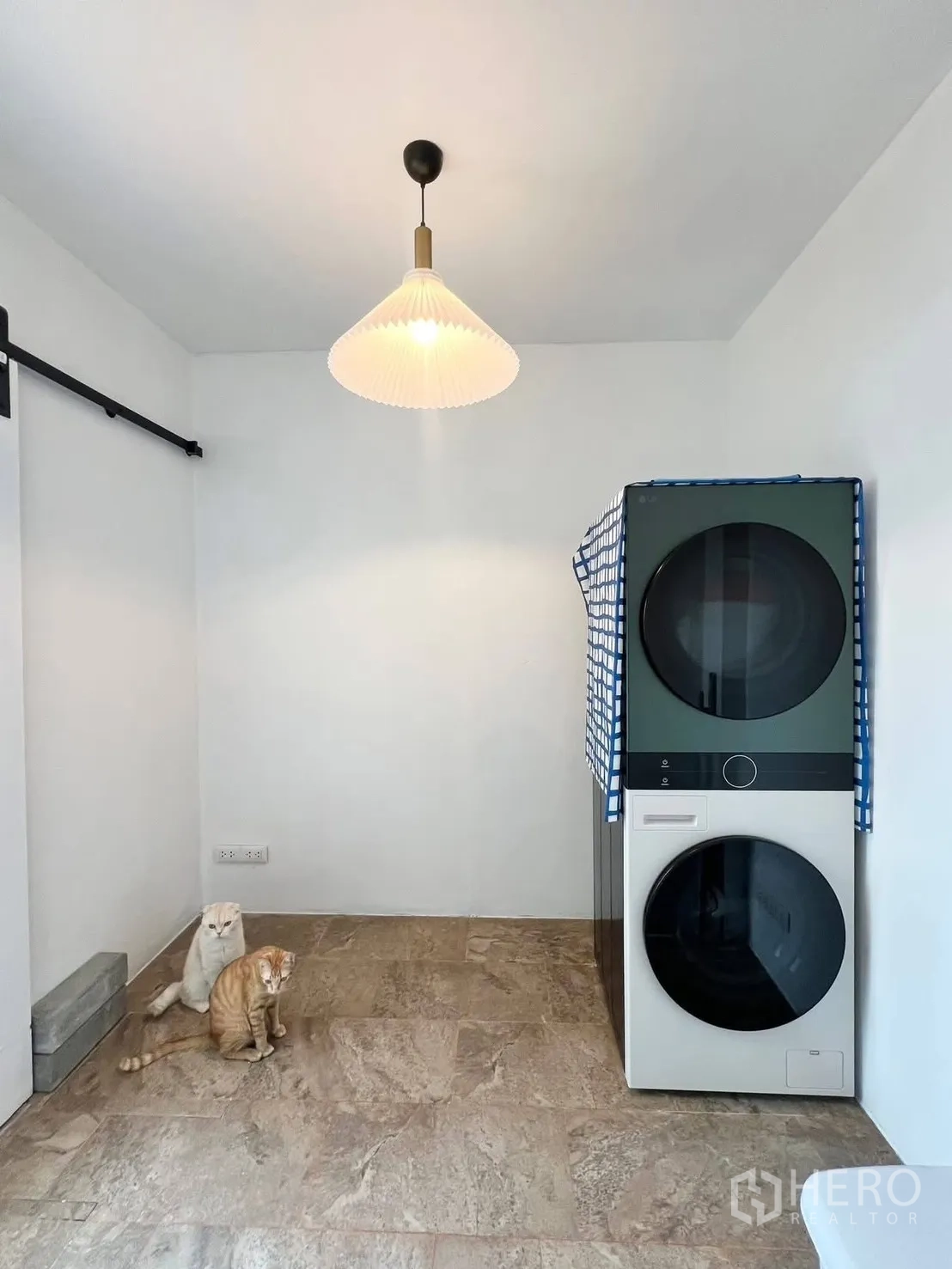 联排别墅 for rent in Bang Phli, Samut Prakan - 洗衣房配叠放式洗烘一体机与吊灯。