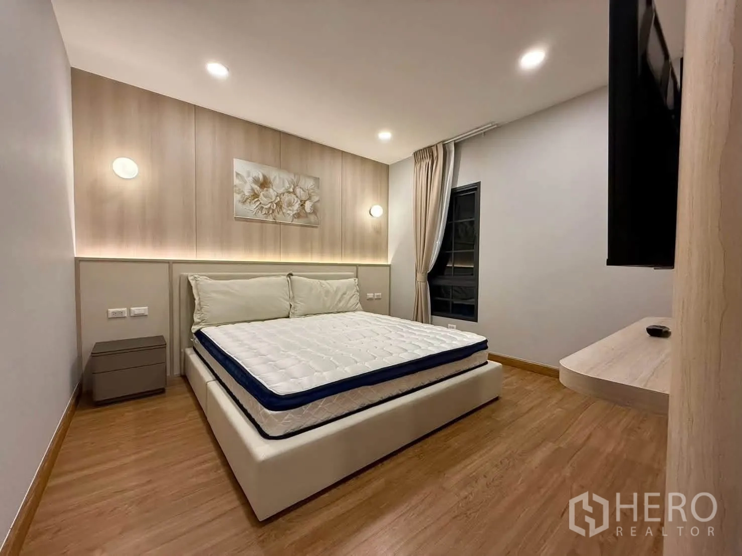 独栋房屋 for rent in Bang Phli, Samut Prakan - 温馨卧室，床、壁灯、装饰画与窗帘。