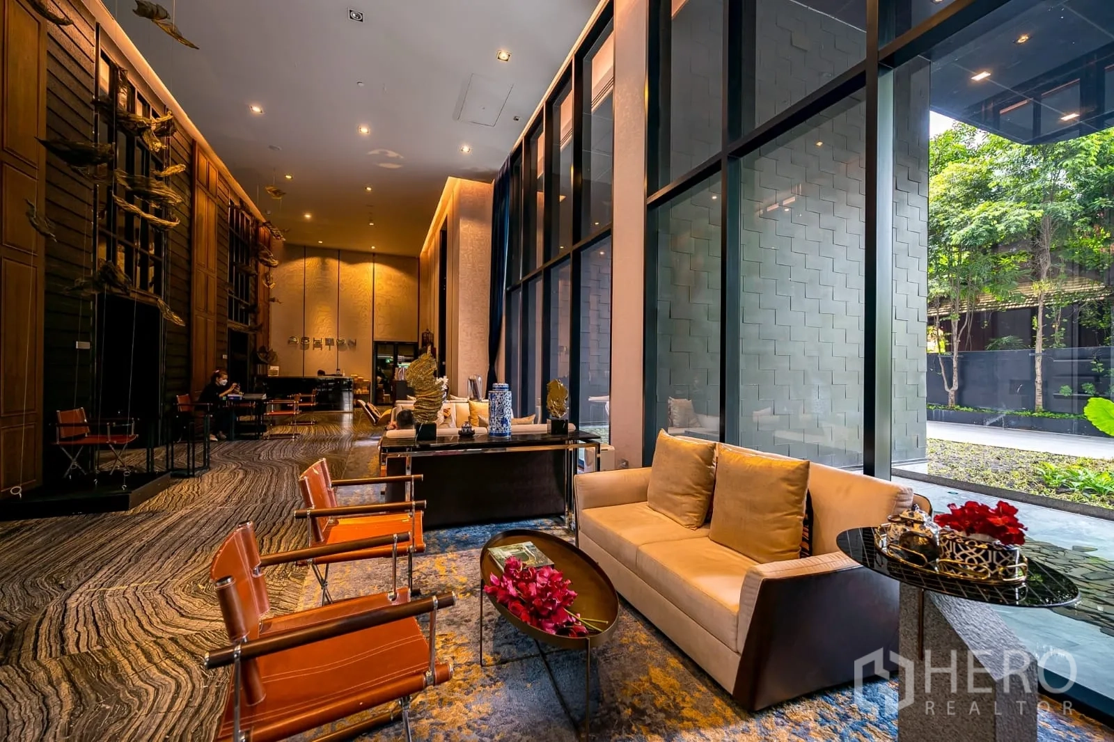 คอนโด ให้เช่าในWatthana, Bangkok - ล็อบบี้ใหญ่ เพดานสูง ที่นั่งสบายและชั้นโชว์ของตกแต่ง