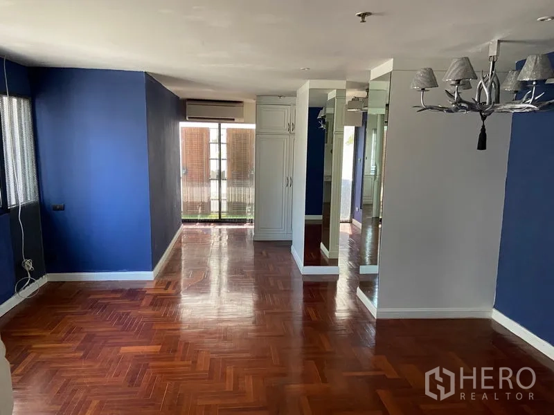 คอนโด ขายในKhlong San, Bangkok - ห้องนอนพร้อมโคมแชนเดอเลียร์ ผนังกระจกเงา และประตูออกระเบียง