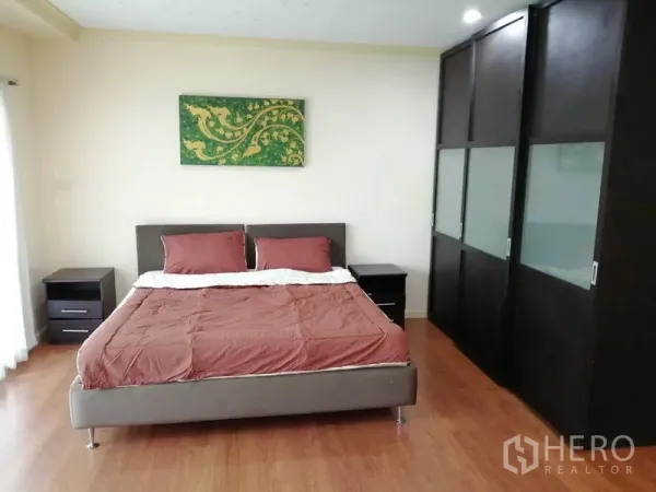 公寓 出租在Watthana, Bangkok - 宽敞主卧，双人床、床头柜和大型嵌入式衣柜。