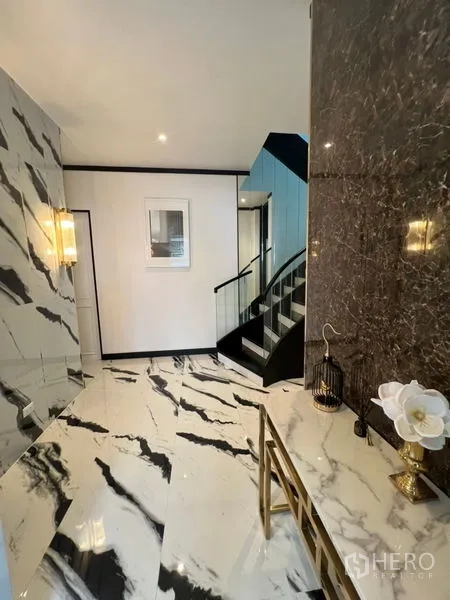 สำนักงานที่บ้าน ให้เช่าหรือขายในWatthana, Bangkok - โถงทางเข้าพื้นลายหินอ่อนโดดเด่น ผนังบันไดกระจกเงา