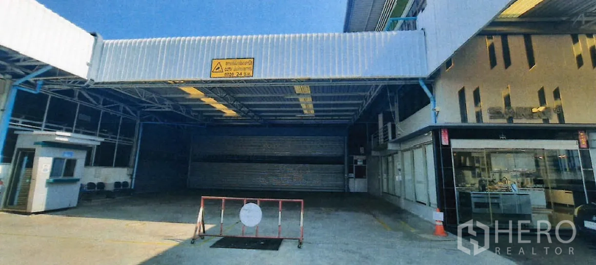 工厂 出租在Yan Nawa, Bangkok - 正面装卸月台，卷帘门、警卫室与玻璃办公区