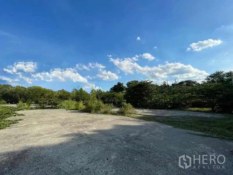 ที่ดิน ให้เช่าในPhra Khanong, Bangkok - ที่ดินเปิดโล่งพื้นคอนกรีต ล้อมด้วยแนวต้นไม้ ใกล้รถไฟฟ้า BTS ปุณณวิถี ในกรุงเทพฯ