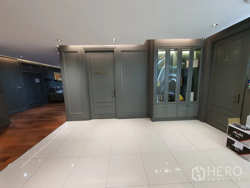 ออฟฟิศ for rent in Khlong Toei, Bangkok - โถงทางเดินประตูบานพาเนลสีเทาและตู้กระจกโชว์ของ