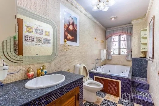 独立式住宅 出租或出售在Bang Khen, Bangkok - 卫浴间，马赛克墙面、花岗岩台盆、按摩浴缸与窗户。