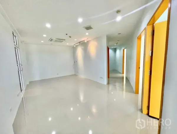 Office Space for rent in Khlong Toei, Bangkok - Bright open-plan workspace with spotlights, air-conditioning and multiple doorways.
