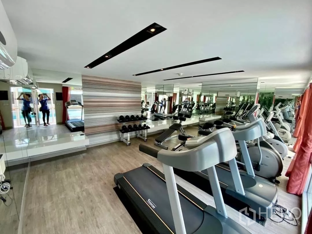 คอนโด ให้เช่าในWatthana, Bangkok - ห้องฟิตเนสพร้อมลู่วิ่ง ดัมเบล และผนังกระจก ใกล้ทางออกสระ