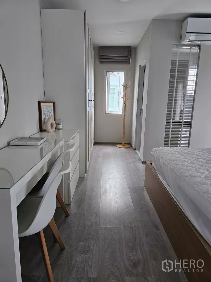 บ้าน ให้เช่าในPrawet, Bangkok - โถงห้องนอนหลัก ตู้เสื้อผ้าบิลท์อินและโต๊ะเครื่องแป้ง