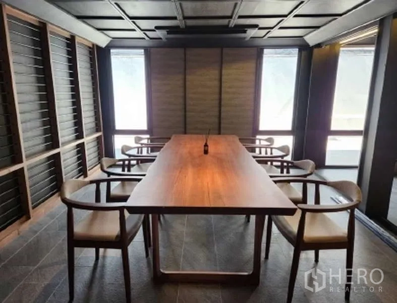 พื้นที่ขายปลีก ให้เช่าในWatthana, Bangkok - ห้องรับประทานอาหาร/ประชุมส่วนตัว โต๊ะไม้ยาวและเก้าอี้