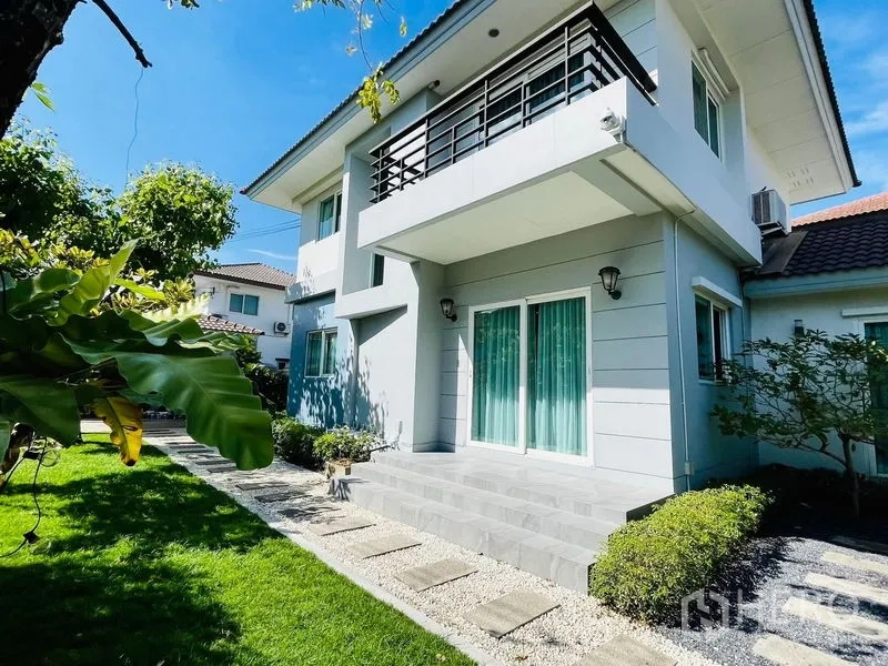 บ้าน ขายในLam Luk Ka, Pathum Thani - หลังบ้านมีระเบียงชั้นบน บันไดเทอเรส และสวนสีเขียว