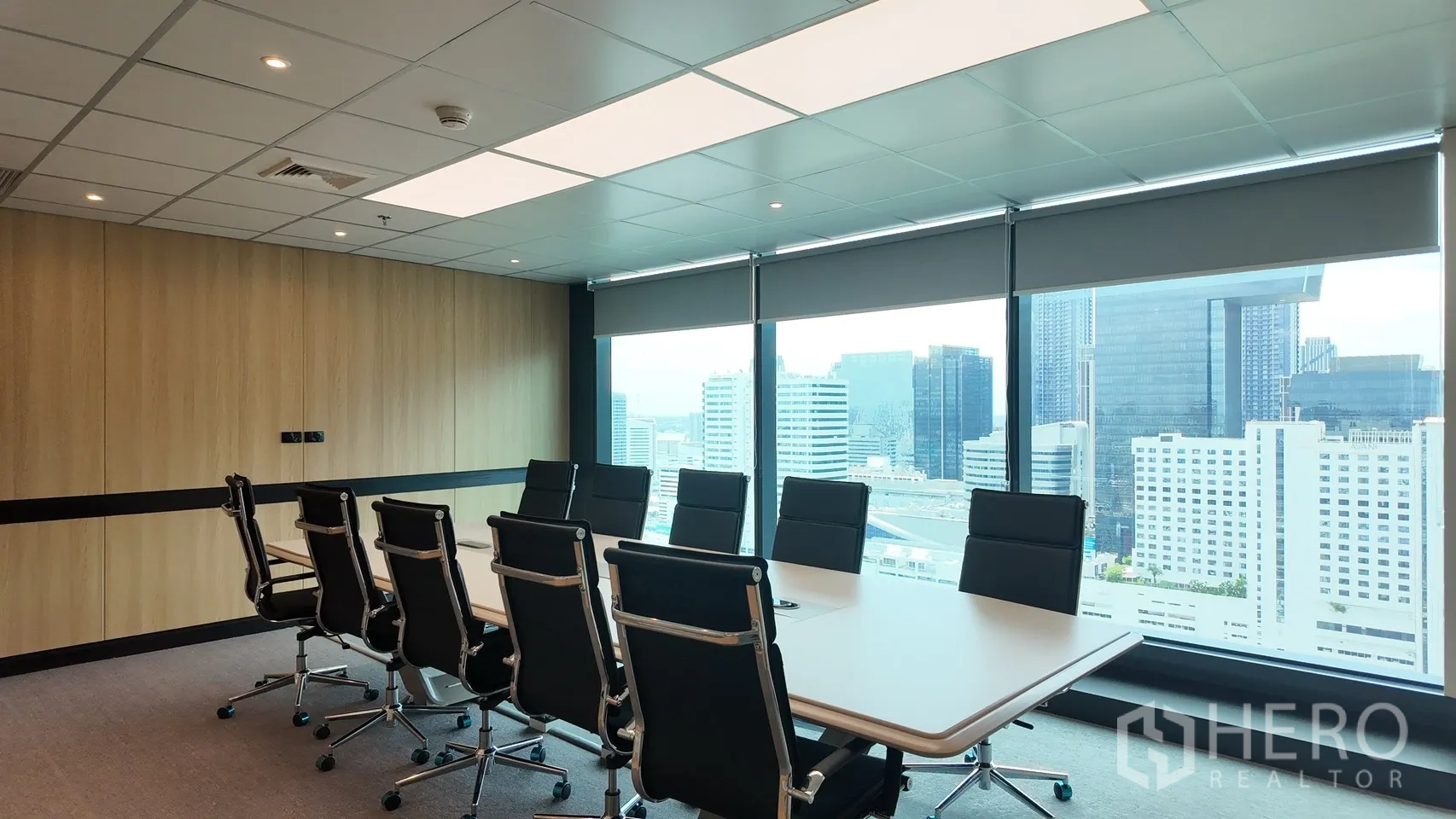 办公室 for rent in Din Daeng, Bangkok - 董事会议室配长会议桌、黑色行政椅与宽阔城市视野。