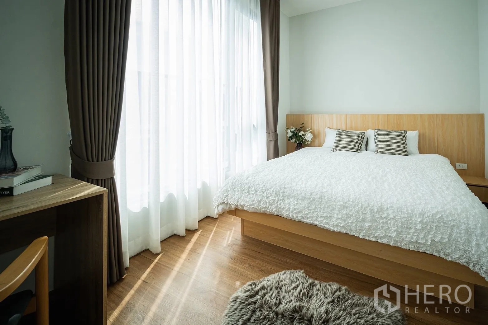 联排别墅 for rent in Bang Phli, Samut Prakan - 主卧配特大床、落地窗帘与木地板。