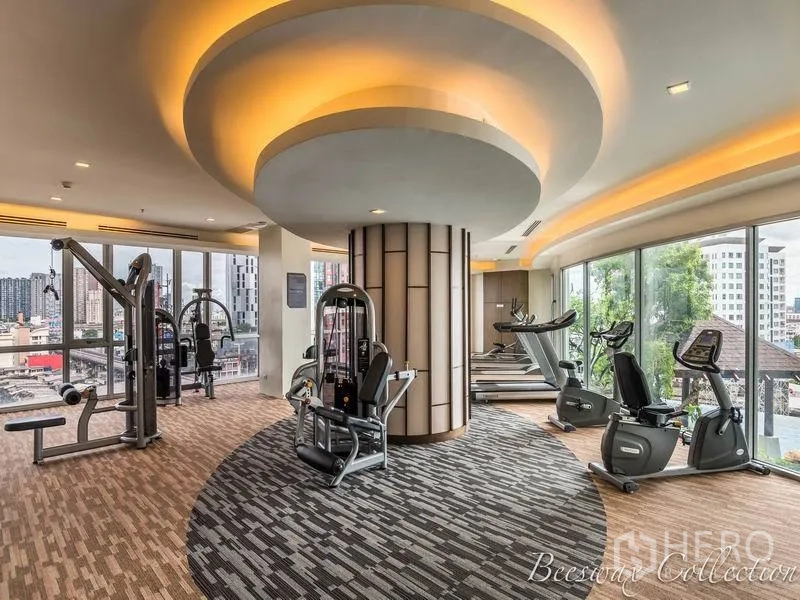 คอนโด ให้เช่าในWatthana, Bangkok - ฟิตเนสอุปกรณ์ครบ มีกลุ่มคาร์ดิโอและเวทเทรนนิ่ง ใต้ฝ้าไฟโค้ง พร้อมวิวสกายไลน์